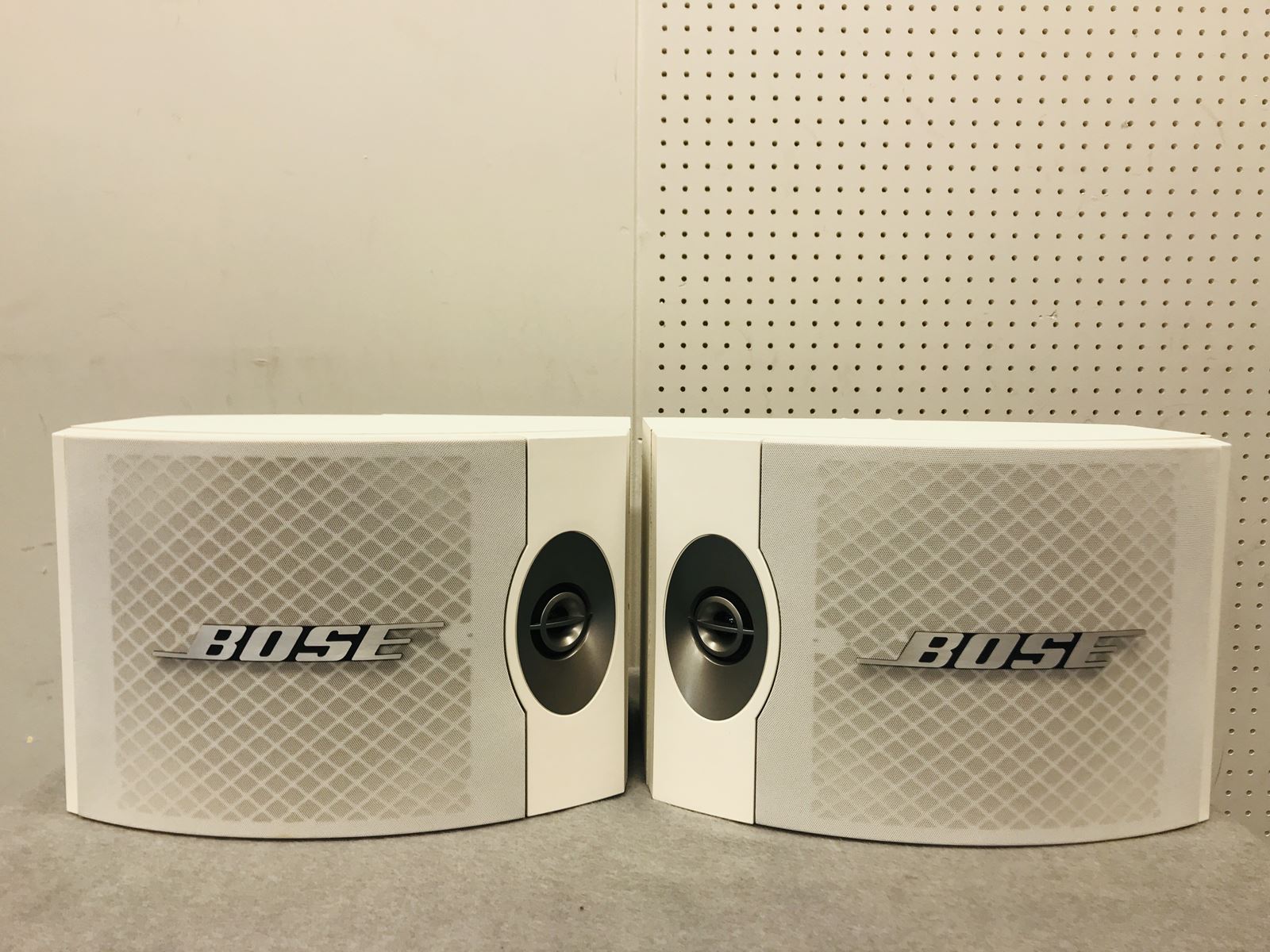 BOSE301Vペア角に少しだけめくれがありますが